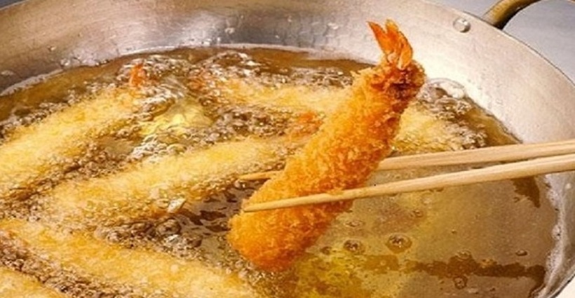 Thực phẩm chiên rán như khoai tây chiên, gà rán, hoặc đồ ăn nhanh chứa nhiều chất béo bão hòa và chất béo chuyển hóa, gây nguy cơ tăng cholesterol xấu