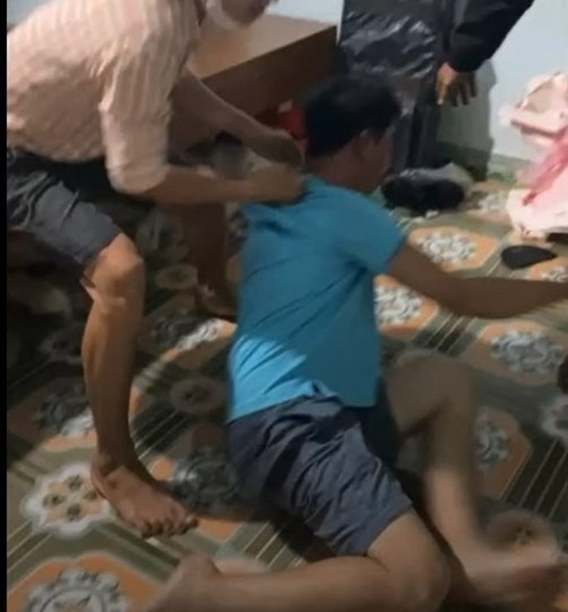 Ông D. bị bắt quả tang khi quan hệ đồng tính với nam sinh. Ảnh: Lao động