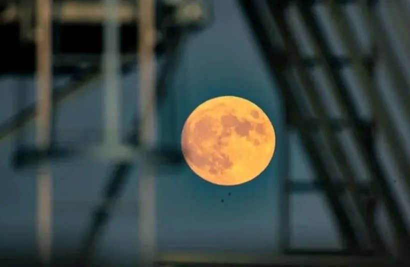 Trăng tròn tháng 9/2023 màu cam cháy. Ảnh: SPACE.COM