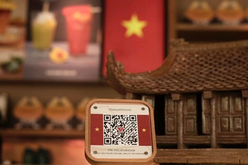 Nhiều quán cà phê để mã QR chuyển tiền đến MTTQ Việt Nam ủng hộ đồng bào vũng bão lũ, sạt lở. Ảnh: VTC News