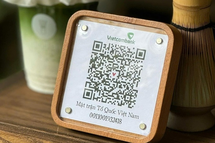 Kocha thay mã QR số tài khoản nhận thanh toán của quán thành mã QR số tài khoản của Ủy ban Trung ương MTTQ Việt Nam. Ảnh: Tạp chí Tri thức