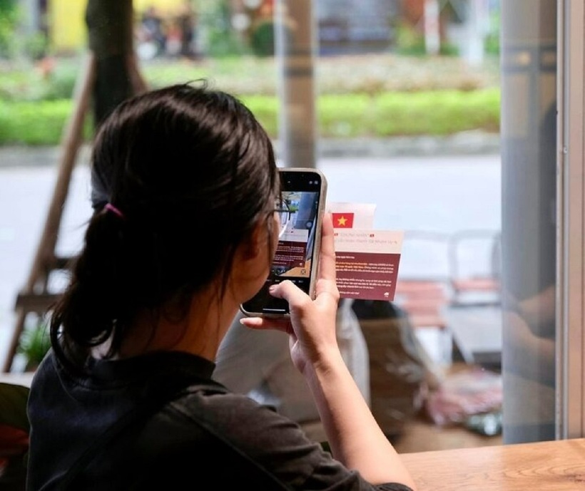 Khách hàng hào hứng khi được trực tiếp ủng hộ vùng bị ảnh hưởng bởi lũ lụt. Ảnh: VTC News