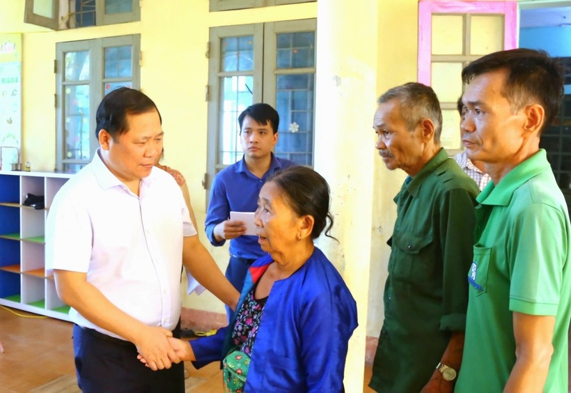 Ông Nguyễn Phi Long, Bí thư Tỉnh ủy Hòa Bình thăm hỏi người dân xóm Rài, xã Tuân Đạo. Ảnh: Báo Hòa Bình