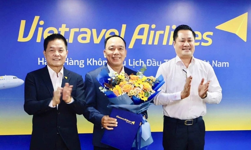 Ông Đào Đức Vũ (giữa) tân CEO Vietravel Airlines. Ảnh: VnExpress