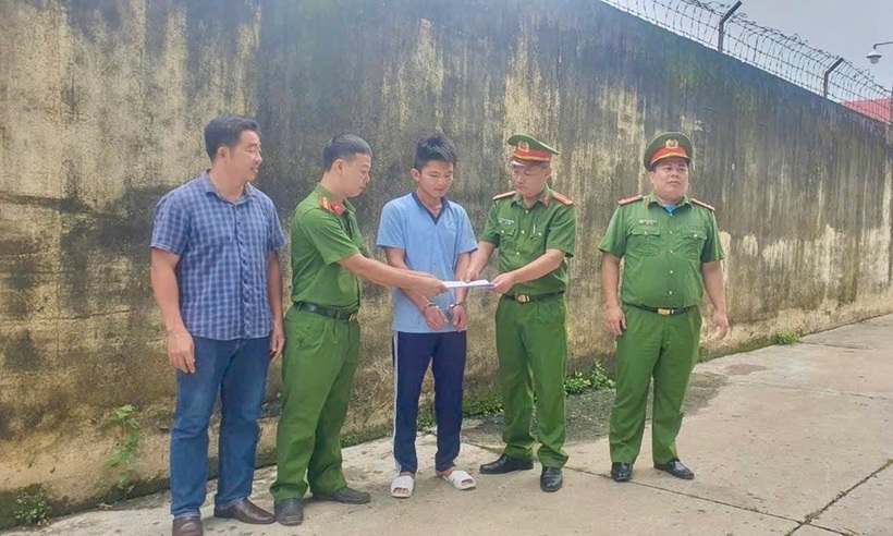 Đối tượng Vi Văn Quyết được bàn giao cho Trại tạm giam Công an tỉnh Hà Giang.