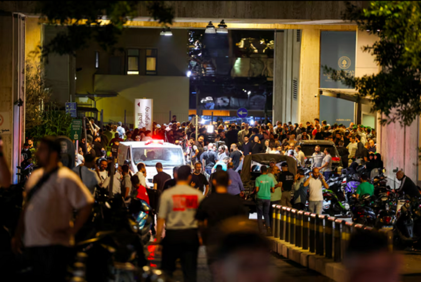Đông người tụ tập bên ngoài trung tâm y tế tại Beirut sau vụ nổ hàng loạt máy nhắn tin ngày 17/9. Ảnh: Reuters