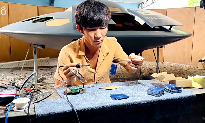 Anh Trần Long Hồ - người tạo ra chiếc "đĩa bay" lướt băng băng trên sông. Ảnh: VietNamnet