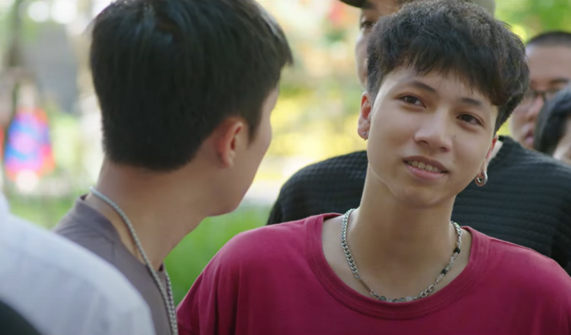 Chải và Tả tìm được công việc xếp hàng thuê với tiền công cao.