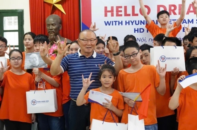 HLV Park Hang Seo và các học viên bóng đá nhí.