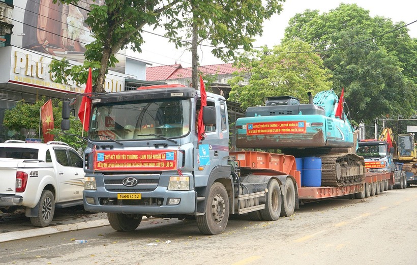Máy móc thi công tập kết chuẩn bị đưa vào Làng Nủ. (Ảnh: Tuổi trẻ)