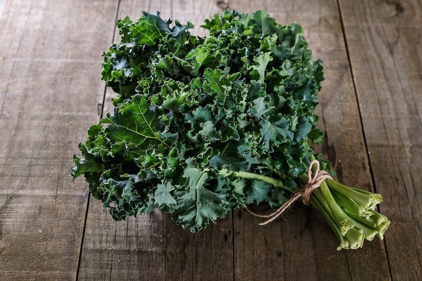Nồng độ vitamin A cao có trong cải xoăn giúp cải thiện, duy trì sức khỏe của mắt và da.