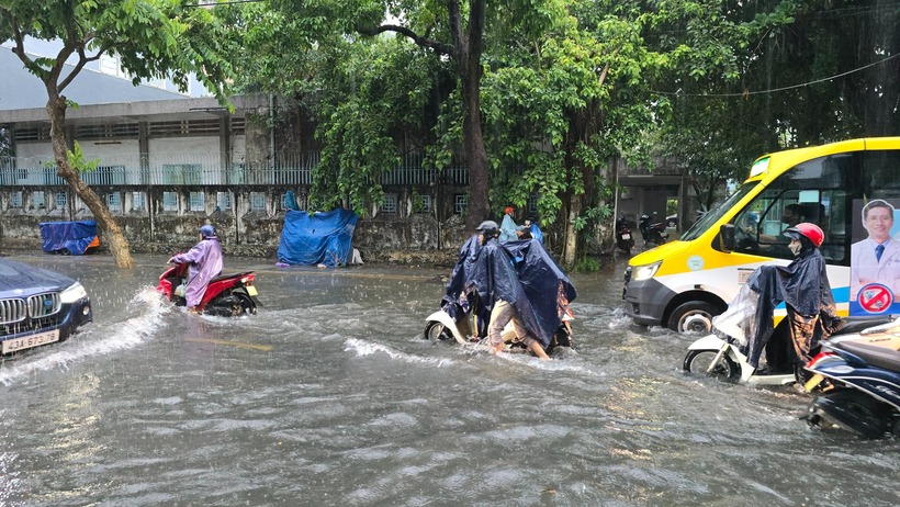 Đà Nẵng mưa lớn sáng 18/9. Ảnh: Người lao động