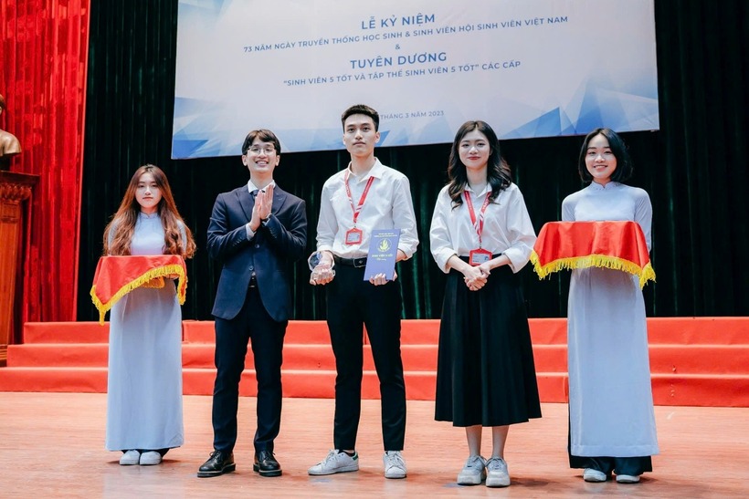 Trần Trung Hiếu là một trong hai sinh viên đạt điểm tuyệt đối và là thủ khoa đầu ra của Đại học Bách khoa Hà Nội năm nay. Ảnh: Vietnamnet.