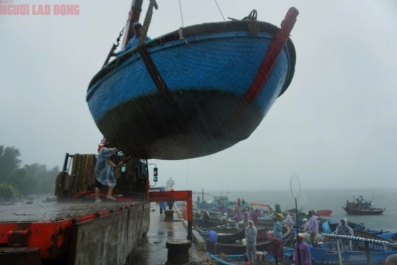 Ngư dân Đà Nẵng tấp nập đưa thuyền thúng lên bờ tại cầu cảng tại biển Thọ Quang. Ảnh: Người Lao Động
