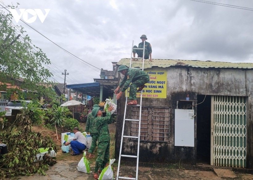 Lực lượng Bộ đội Biên phòng Quảng Trị đã cử người đến khu vực các xã ven biển hỗ trợ người dân.