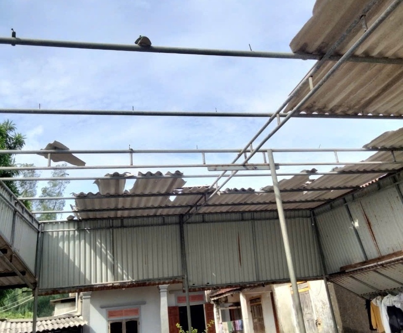Nhiều ngôi nhà trên địa bàn tỉnh Hà Tĩnh bị gió thổi tốc mái.
