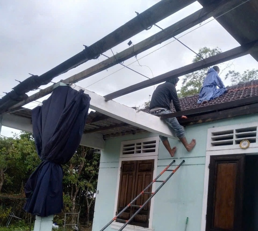 Người dân gia cố nhà cửa.