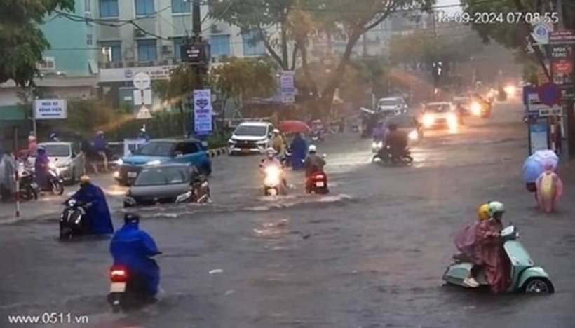 Mưa lớn khiến nhiều tuyến phố ở Đà Nẵng ngập.