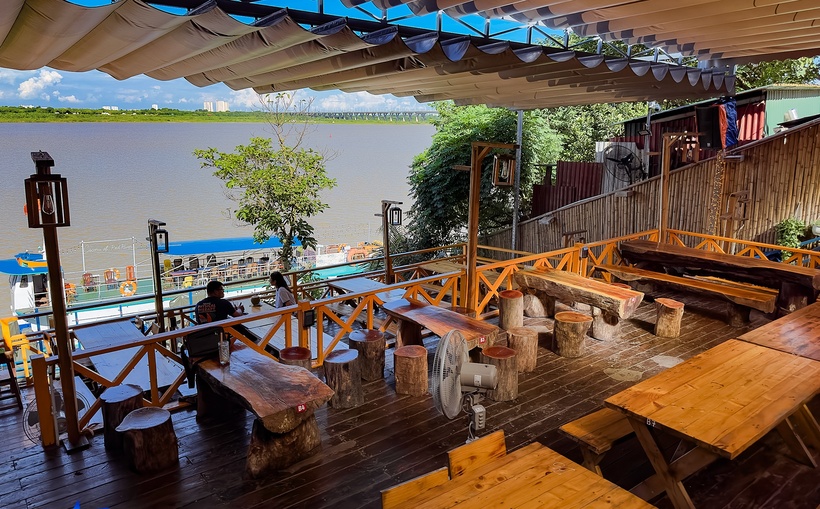 Quán cà phê phong cách Hawaii, ngắm sông Hồng là sự lựa chọn đáng lưu ý nếu bạn muốn tìm một điểm hẹn hò lãng mạn bên sông Hồng. (Ảnh: VnExpress)