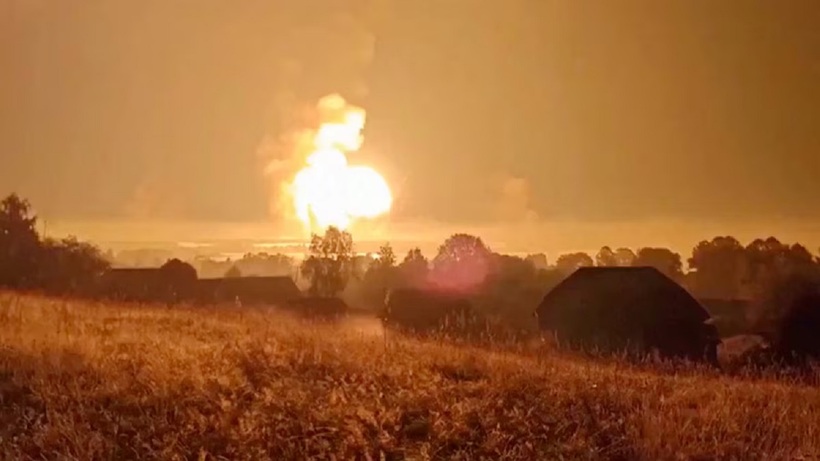 Ukraine tấn công kho vũ khí của Nga. Ảnh: Reuters