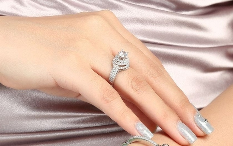 Vàng trắng thường yêu cầu quá trình chế tác phức tạp hơn, bao gồm việc mạ rhodium để tạo độ sáng và bảo vệ.