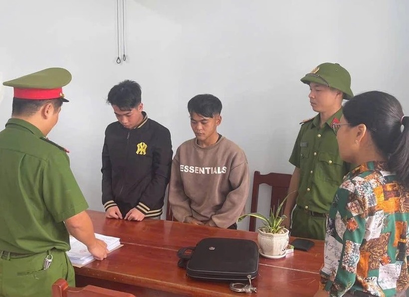 Công an huyện Thuận Nam tống đạt quyết định hai bị can hiếp dâm bạn nhậu. Ảnh: PLO