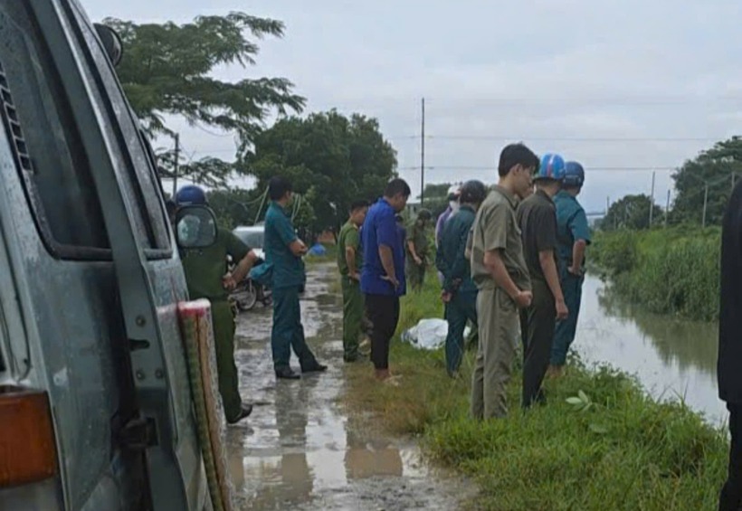 Lực lượng chức năng tại khu vực hiện trường phát hiện bé trai tử vong dưới suối ở Bình Dương. Ảnh: Báo Giao thông