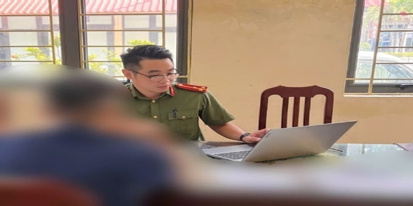 Công an đang làm việc với người vi phạm.