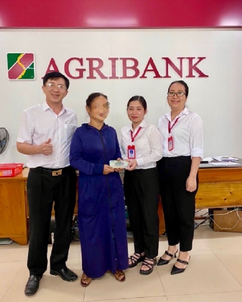 Khách hàng Lê Thị G cùng cán bộ Agribank Chi nhánh huyện Thọ Xuân – Thanh Hóa