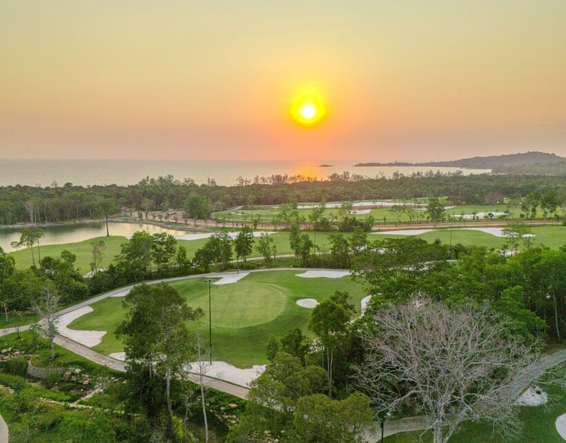 Hoàng hôn - “đặc sản” tại Phú Quốc cũng như Eschuri Vung Bau Golf