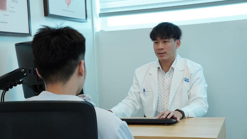 Bác sĩ Trần Quốc Phong đang thăm khám cho người bệnh.