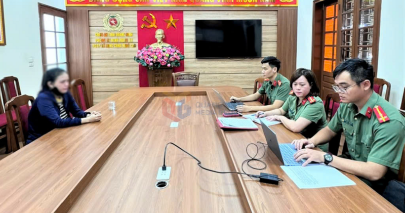 Chủ tài khoản facebook tại cơ quan công an. (Ảnh: Công an tỉnh Quảng Ninh)