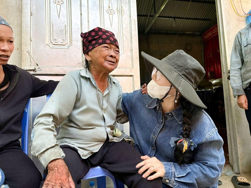 Bà con nghẹn ngào xúc động trước tấm lòng ấm áp và nghĩa tình của TGĐ Mailisa