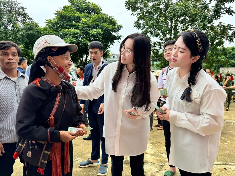 Nụ cười và niềm hạnh phúc của bà con chính là nguồn động lực quý giá, sưởi ấm trái tim của TGĐ Mailisa cùng các cán bộ nhân viên trên hành trình trao gửi yêu thương