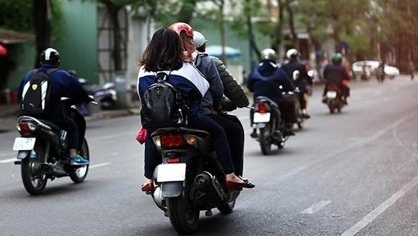Khi phát hiện, làm rõ đối tượng là thanh thiếu niên chưa đủ tuổi lái xe mô tô, xe gắn máy, lực lượng chức năng hoàn toàn có thể tiến hành xử phạt. (Ảnh minh họa: nhandan.vn)