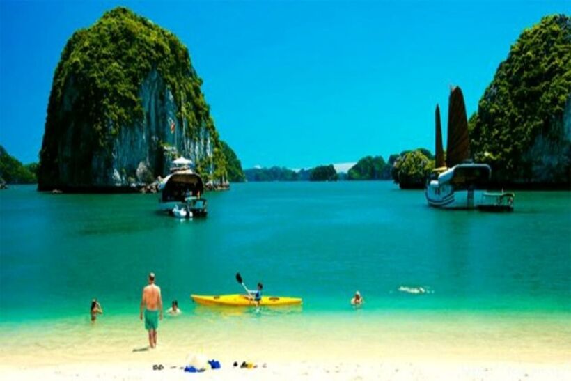 Vịnh Lan Hạ nổi tiếng với hàng trăm hòn đảo lớn nhỏ nhấp nhô trên mặt biển xanh ngọc, tạo nên một bức tranh sơn thủy hữu tình. Ảnh minh họa