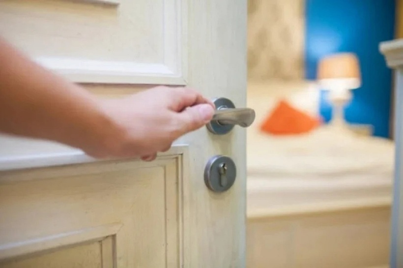 Đóng cửa phòng ngủ mang lại cảm giác an toàn và riêng tư, giúp bạn thư giãn và thả lỏng hoàn toàn.