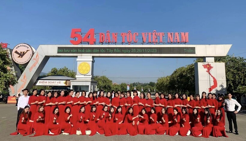 Làng Văn hóa - Du lịch các dân tộc Việt Nam nằm ở vị trí đẹp có ngọn đồi, thung lũng, hồ nước tạo thành một quần thể thiên nhiên xanh trong lành, lý tưởng cho việc tham quan và tìm hiểu văn hoá của các dân tộc Việt Nam. (Ảnh: langvanhoavietnam.vn)