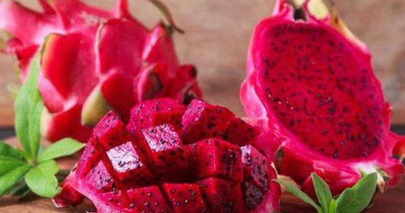 Hàm lượng nước cao trong thanh long đỏ giúp cấp ẩm cho da.