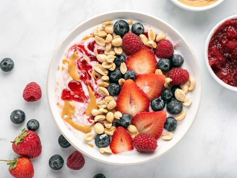Thêm một số loại trái cây hoặc rau củ vào bữa sáng giúp cung cấp cho cơ thể nhiều loại vitamin và khoáng chất.