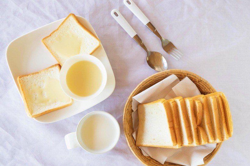 Chàng trai thường chọn ăn sáng tại các cửa hàng tiện lợi, chủ yếu là bánh mì và sữa. Ảnh minh họa.