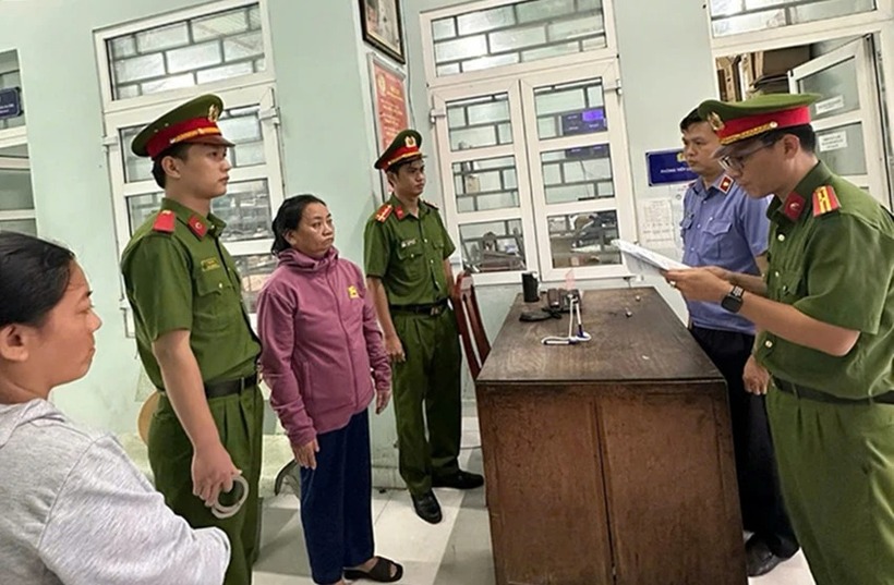 Cơ quan điều tra đọc lệnh bắt giam Lê Thị Lại, chủ đường dây huê hụi trăm tỷ. (Ảnh: Công an)