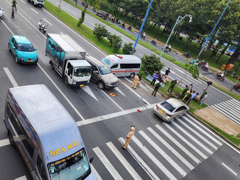 Tại hiện trường, 1 xe cấp cứu, 1 xe tải và 2 ô tô bị hư hỏng nặng, nhiều mảnh vỡ văng tung tóe. Ảnh: Báo Hà Nội mới.