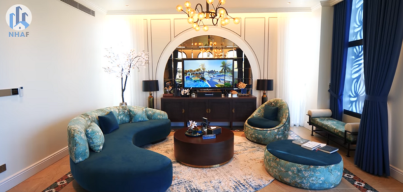 Phòng khách, phòng ăn sinh hoạt chung có tầm nhìn phóng ra xa bao trọn view biển. Mặc dù ở sát biển nhưng khung cửa được thiết kế sao cho có thể cách biệt với những tiếng ồn cũng như thời tiết khắc nghiệt bên ngoài. Ảnh: NhaF
