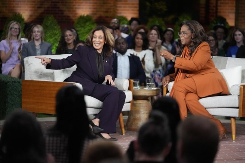 Bà Kamala Harris và nữ hoàng truyền hình Oprah Winfrey trong sự kiện tối 19/9. Ảnh: Getty