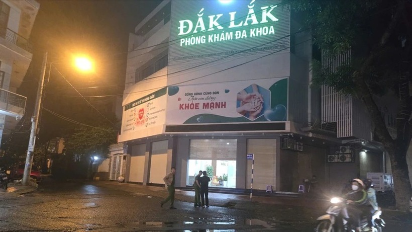 Lực lượng chức năng và công an có mặt ở phòng khám. Ảnh: Pháp luật TP.HCM