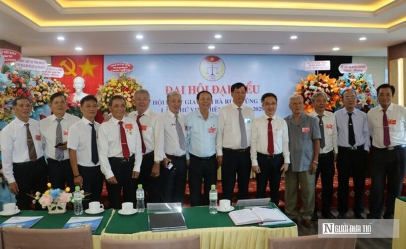 Các đại biểu chụp hình lưu niệm. (Ảnh: H.H).