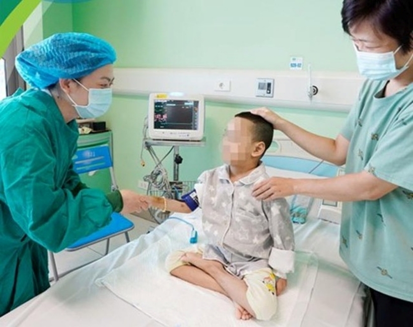 Sau 14 ngày ghép thận, bệnh nhi đã hoàn toàn ổn định, tỉnh táo, ăn uống bình thường và được ra viện. Ảnh: Gia Đình & Xã Hội