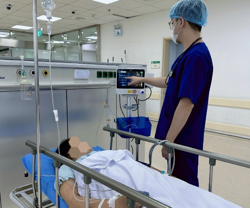 Bác sĩ kiểm tra sức khỏe cho người bệnh.
