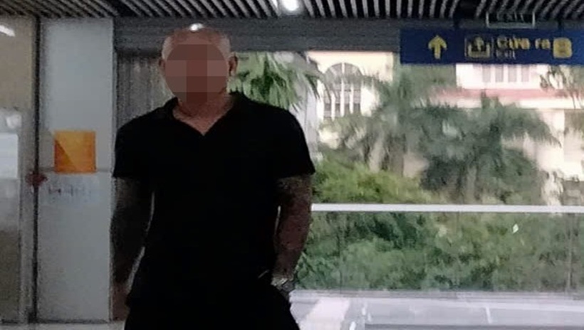 Thanh niên xăm trổ liên tục đeo bám cô T. từ trường về nhà. (Ảnh: ĐBND)